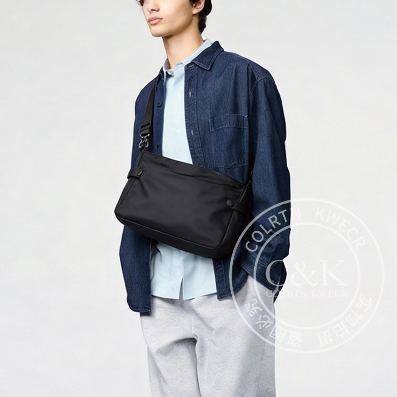Colrtn Kwecr男士新款单肩包商务休闲背包斜挎包大容量邮差包时尚情人节礼物男 黑色大号 33*24*10