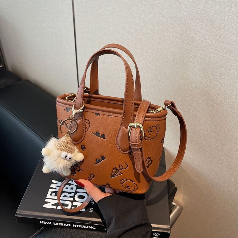 鹿色粉色水桶包包女2025新款大气小个子感轻奢超火小众斜挎包 黑色无挂件