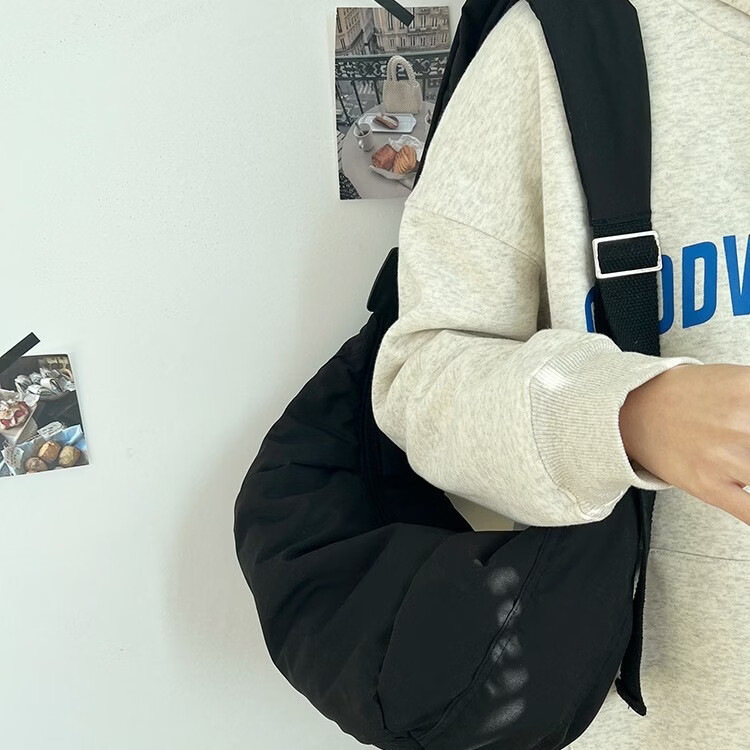 【严选直发】斜挎包包女2022秋冬新款大容量饺子包羽绒棉休闲简约 黑 43cm24cm16cm