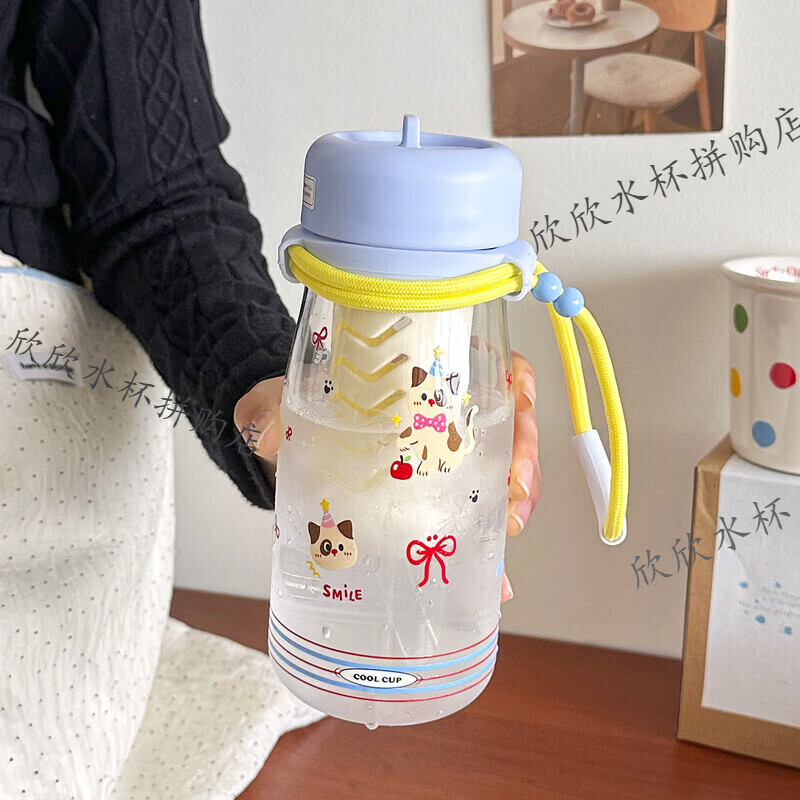 儿童吸管塑料杯外出便携可爱卡通男女学生上学专用水杯防摔耐高温 蓝色小猫 700ML【带茶仓+提手】