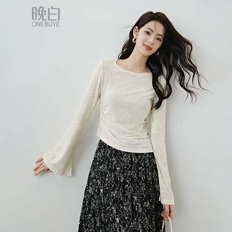 晚白2026春款时尚圆领喇叭袖暗纹提花淡人穿搭上衣弹力收褶显瘦打底衫 浅杏色 S