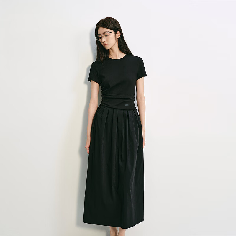 欧时力(OCHIRLY)【季中折扣】欧时力 连衣裙女2026夏新款褶皱短袖收腰显瘦小黑裙 黑色 -独家定染面料 L