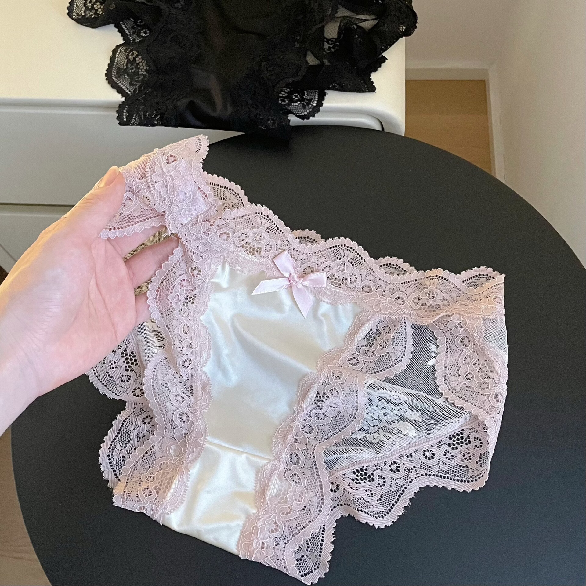 【严选好物】缎面网纱蕾丝女内裤性感翘臀低腰裆部镂空风骚纯欲三 黑色 M 建议80-100斤