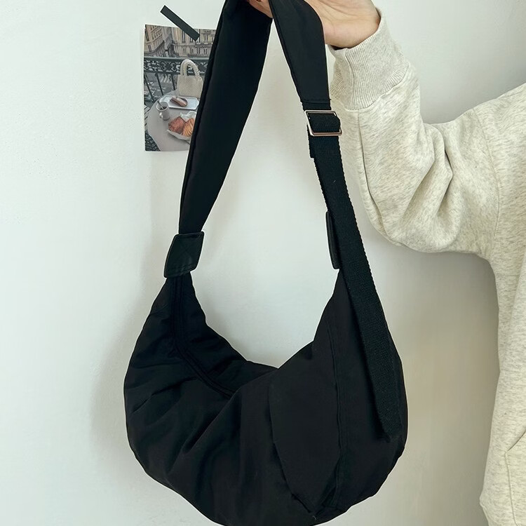 【严选直发】斜挎包包女2022秋冬新款大容量饺子包羽绒棉休闲简约 黑 43cm24cm16cm