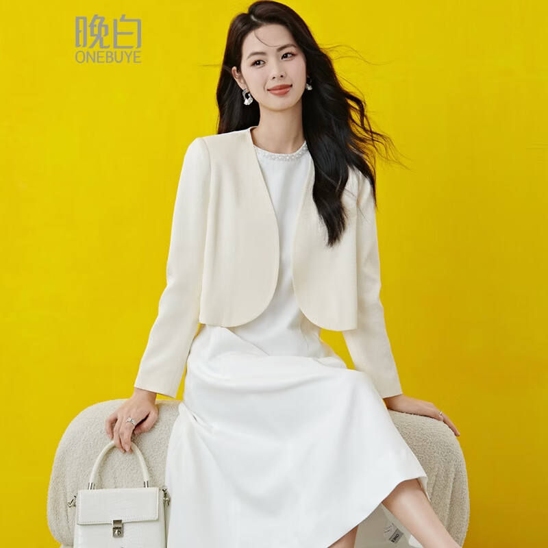 晚白2026春奶油系白月光千金风V领上衣时尚亮丝肌理感暗纹气质短外套 杏色 M