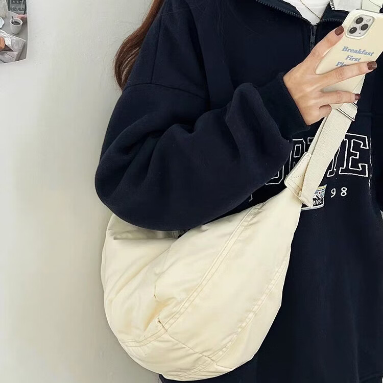 【严选直发】斜挎包包女2022秋冬新款大容量饺子包羽绒棉休闲简约 黑 43cm24cm16cm