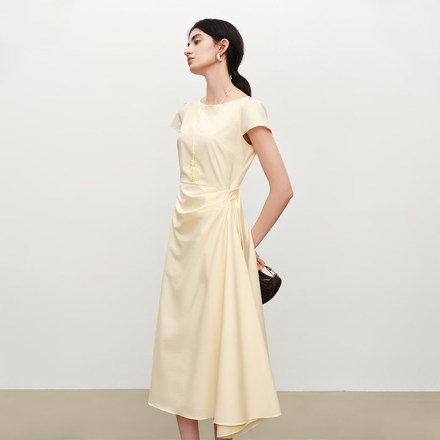 自巧小个子智感简约一字船领垂感褶皱收腰连衣裙女2026年夏季新款 米黄色短袖连衣裙 M （尺码：4）