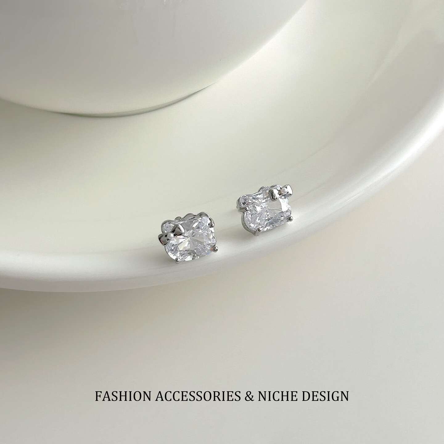 �������챬��KTèèͷ�ʯ����Ů�����Ƹпɰ���ͨС�ڸ߼��ж�������Ů ����KTèèͷ�ʯ����