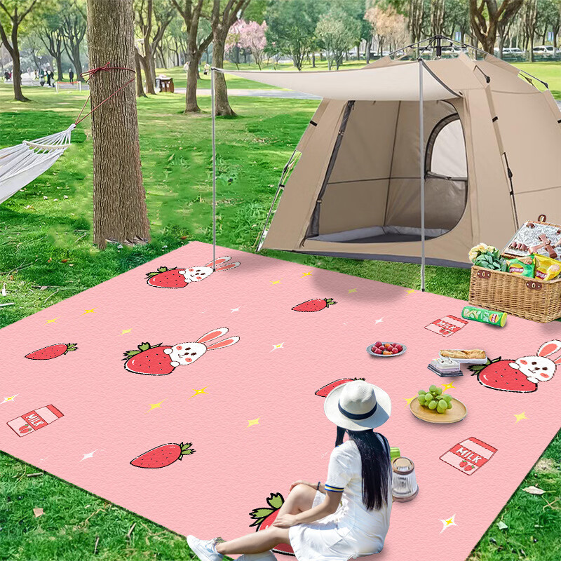 伊梦兮雨野餐垫防潮垫加厚野餐布户外用品便携防水野炊郊游帐篷垫露营垫 草莓牛奶小兔 120*180厘米（一抹净