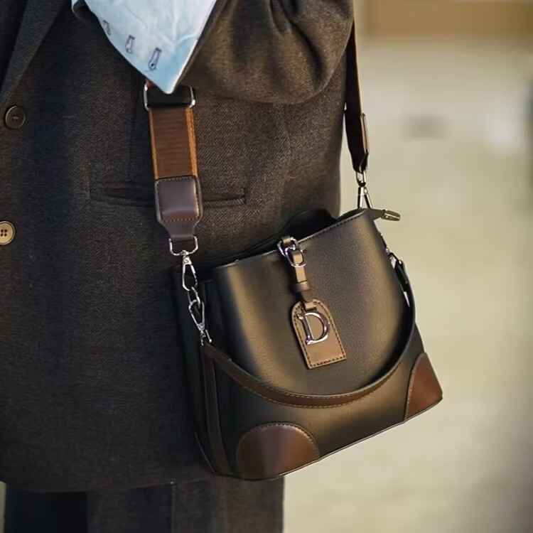 2026新款女包复古时尚中年妈妈手提水桶包大容量单肩斜挎包女 棕色