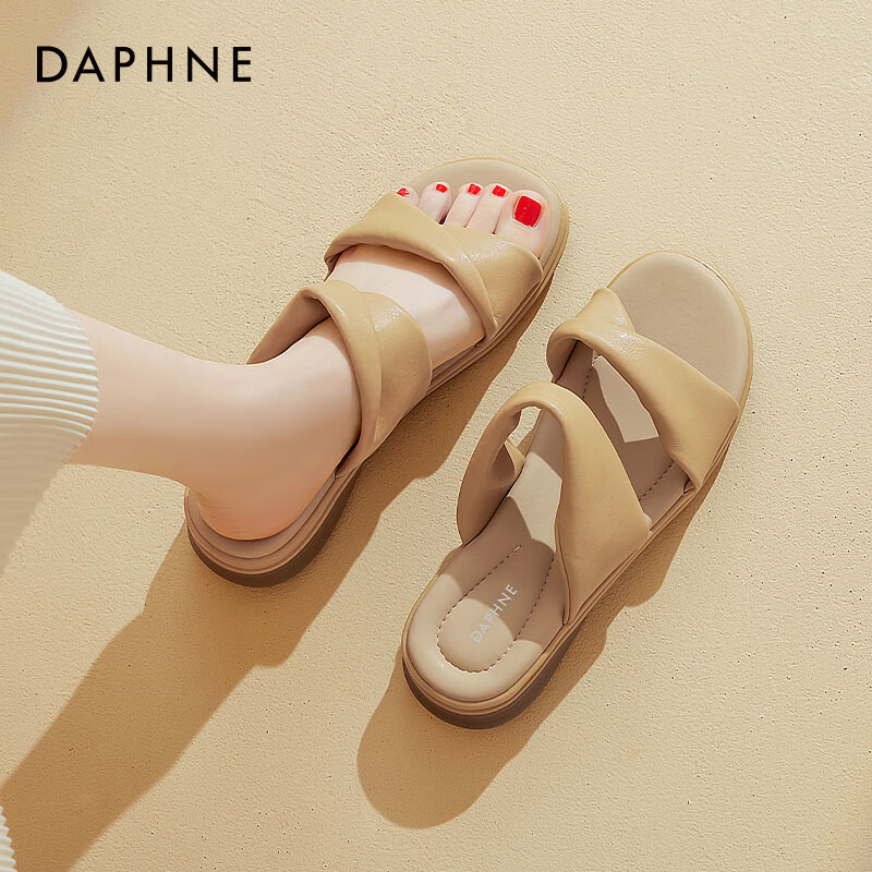 达芙妮凉拖鞋女2026新款夏季外穿厚底防滑百搭软底休闲一字拖鞋 杏色 36