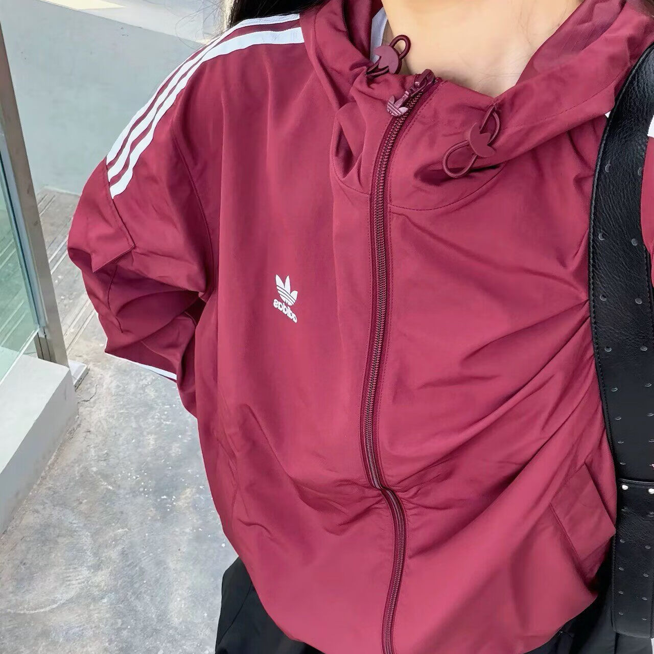 ���ϴ�˹��adidas�� ��Ҷ����װŮװ 2026�����¿������������˶�����ñ�п��������� KV8848���� L 428Ԫ