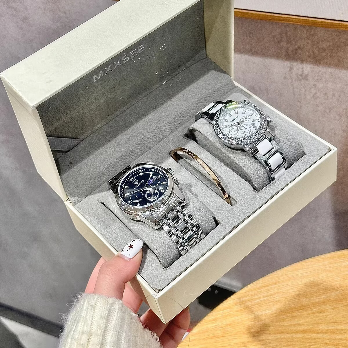 MXXSEE情人节礼物情侣手表一对2026新款正品牌男女送老婆机械风石英手表 情侣银黑+银白【礼盒包装+送手镯】