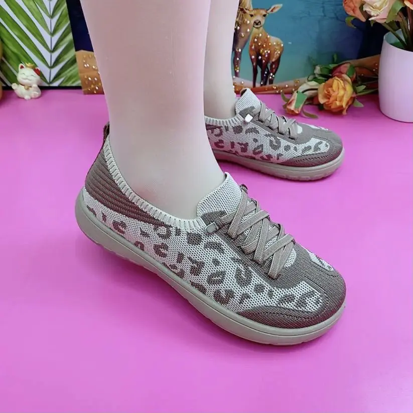 2026新款防磨布鞋薄款休闲风女豹纹透气中口老年春季松紧带平底鞋 卡其色 38