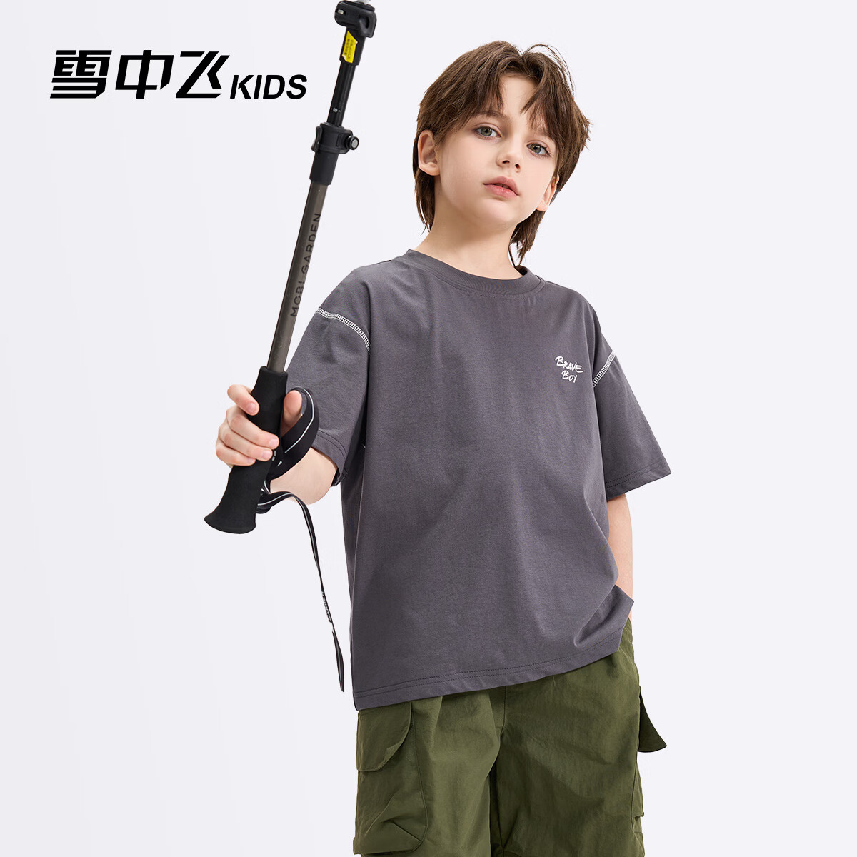 雪中飞童装男童短袖t恤撞色明线印花儿童t恤衫半袖2026新款夏季男孩上衣 深灰色 140