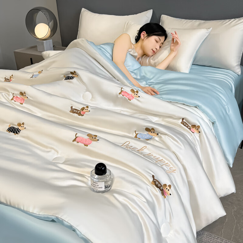 VJE冰丝夏凉被空调被超凉感夏被四件套刺绣可水洗仿天丝学生宿舍被子 腊肠狗-奶白蓝【三倍凉感冰丝 裸睡丝滑】 四件套1.5*2.0米夏被+床单+枕套一对