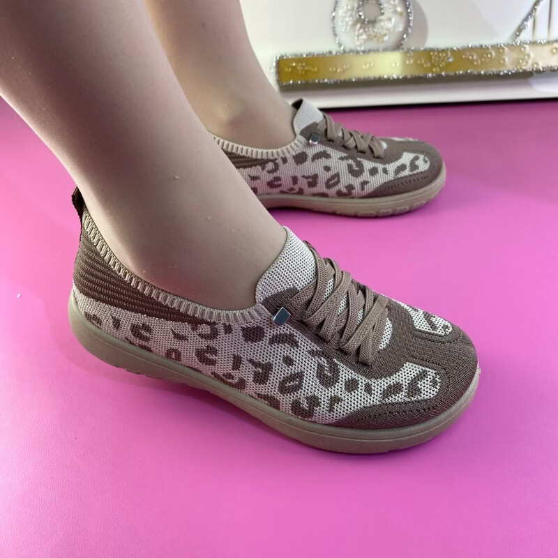 2026新款防磨布鞋薄款休闲风女豹纹透气中口老年春季松紧带平底鞋 咖色 38