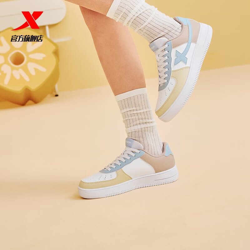 特步（XTEP）板鞋男鞋运动鞋夏季空军一号百搭小白鞋透气耐磨防滑黑色休闲鞋女 新白色/棕粉色/夕雾蓝【女款】 37 脚长23cm( 新法码37.5)