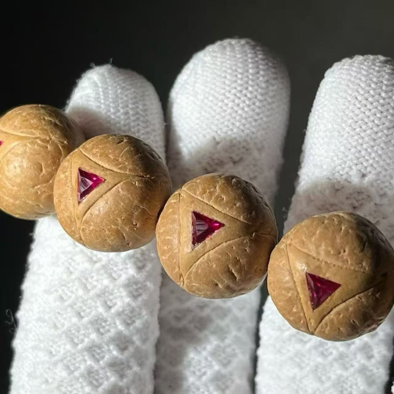 三角龙瞳红钻龙眼菩提手串精湛新工艺，精工镶嵌 15mm/14加1颗