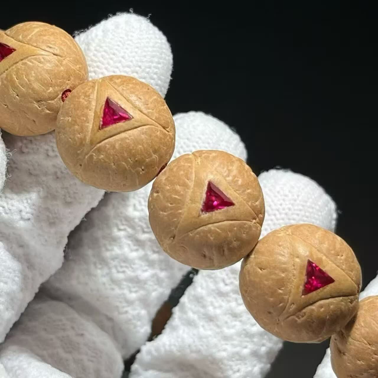 三角龙瞳红钻龙眼菩提手串精湛新工艺，精工镶嵌 15mm/14加1颗