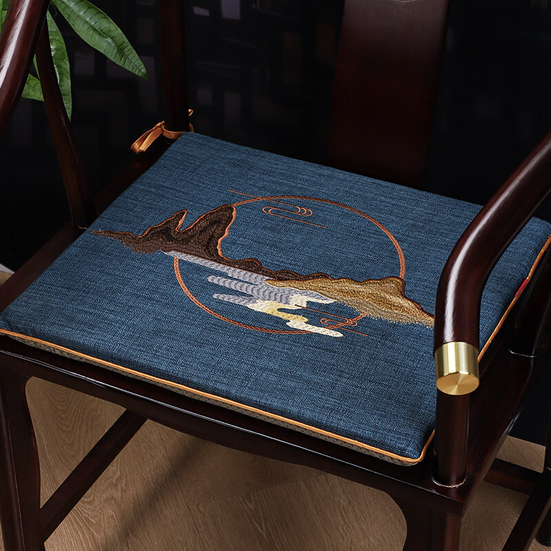 DONOYA 多罗亚新中式刺绣沙发垫四季通用防滑2026年新款茶椅垫红木凳子可拆易洗 精密刺绣：黛蓝色【富居山水】(防滑底+绑带) 40cm*35cm 厚度3厘米