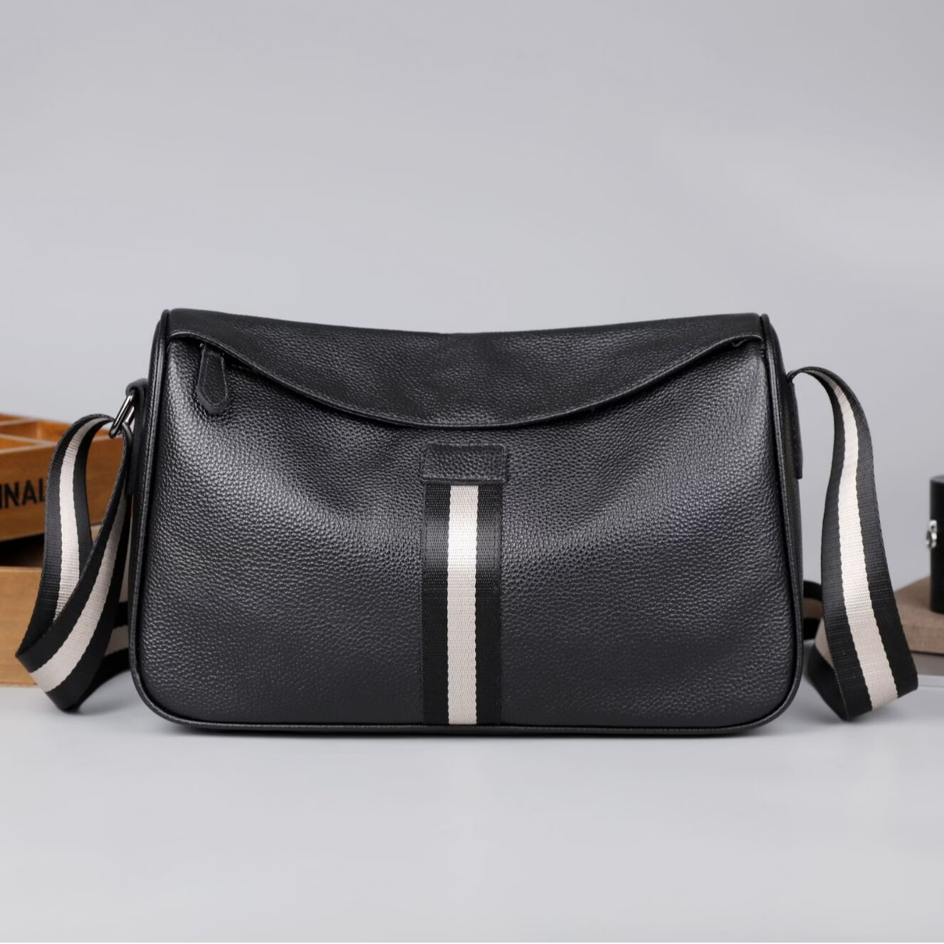 【高档轻奢】全皮男包夏季新款都市简约单肩包大容量斜挎包yzj 黑色【实用有范 低调奢华】 长（33cm）款（10cm）高（20cm）