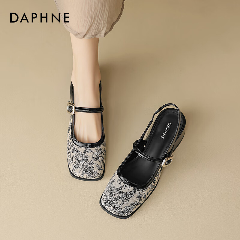 达芙妮玛丽珍鞋女2026夏季新款复古水墨风刺绣凉鞋包头凉鞋方头粗跟单鞋 米黑色 37