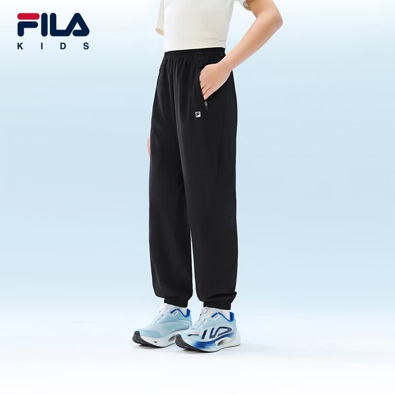 FILA 斐乐童装男大童梭织长裤2026夏季新款儿童运动裤子 深黑-BK 165