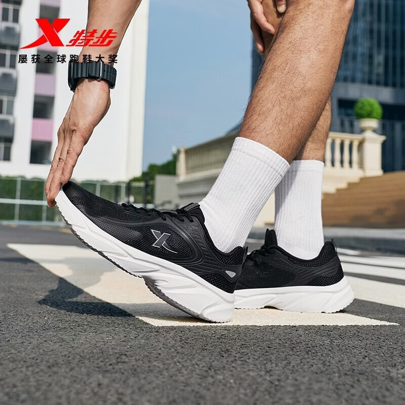 特步跑鞋侧面图