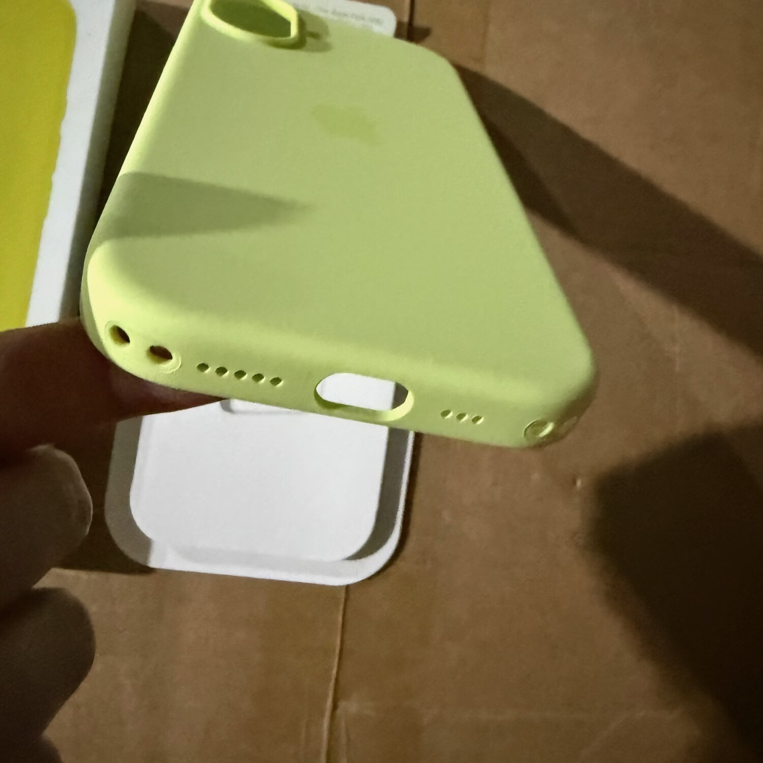 iPhone 17液态硅胶保护壳 磁吸动画按键款（现货速发） 霓虹黄色 17