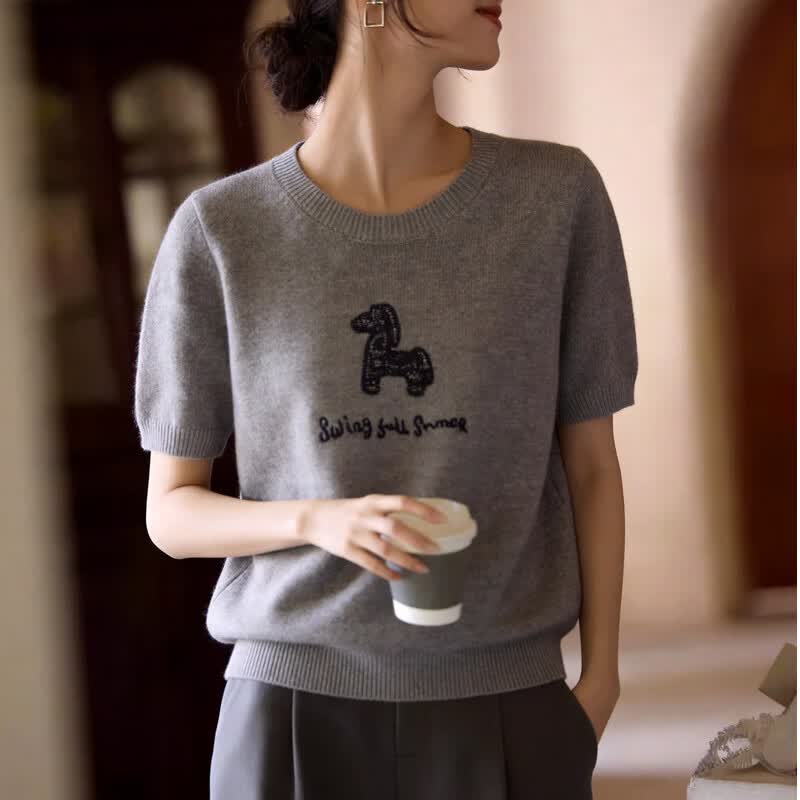 百家好（Basic House）百家好莱赛尔天丝刺绣小马设计针织衫女夏季新款减龄宽松显瘦上衣 灰色 L 115-130斤