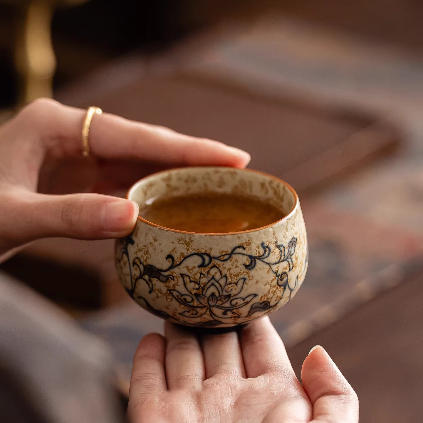 BOSSY敦煌手绘描金青花缠枝莲茶杯主人杯轻奢高档办公室家用品茗杯送礼 九色鹿丨手绘描金禅定对杯【礼盒装】