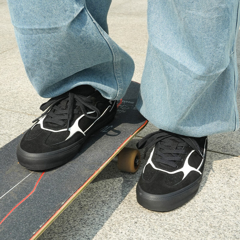 极路客新款 德训鞋二代 绿紫色男女款休闲美式运动板鞋专业滑板鞋 墨羽黑 43