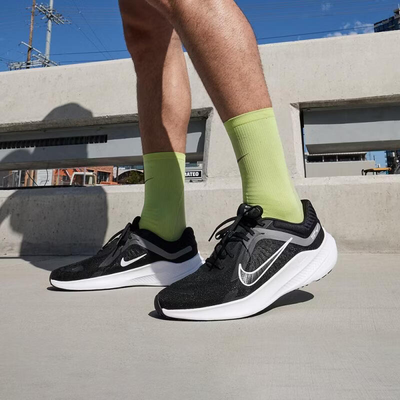 耐克（NIKE）男子透气轻盈缓震公路跑步鞋 QUEST 5 DD0204-001 43