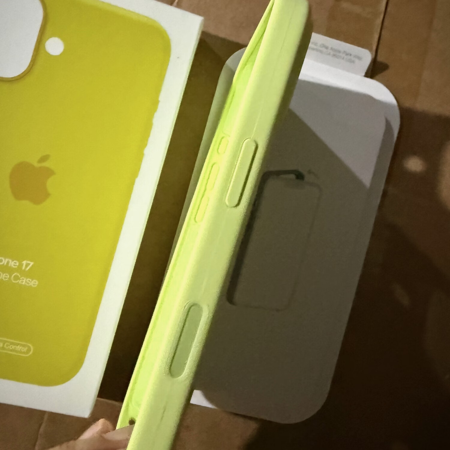 iPhone 17液态硅胶保护壳 磁吸动画按键款（现货速发） 霓虹黄色 17