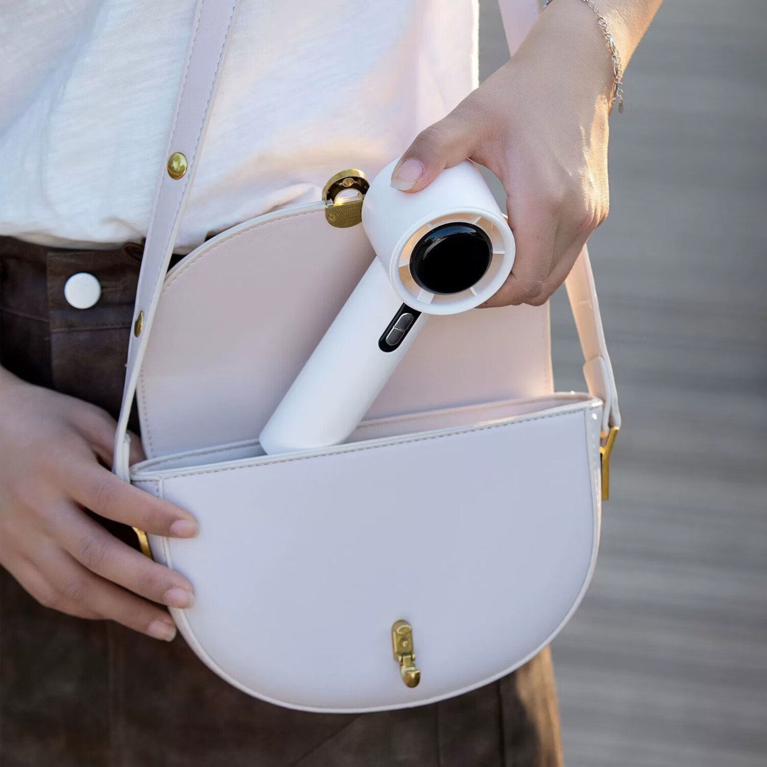 萨勒芬妮【冰感小风炮丨高速涡轮压缩】手持小风扇超长续航冷风小型风扇迷你便捷式手拿静音数显大风力随身 菱花白【高速飓风·超导冰磁降温】 100档空调级降温丨户外旅行露营必备