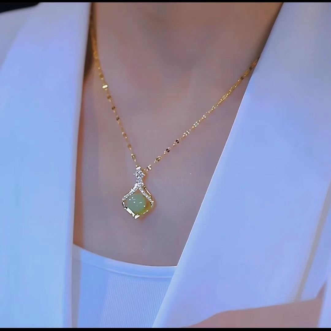 时尚轻奢项链女2026年新款转运珠吊坠锁骨链情人节礼物送女友高级 绿色-玉石荷包项链【送精美礼盒】
