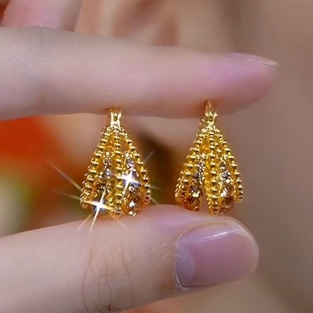 2026款秋冬新款香槟金色镶钻提篮耳扣耳环女设计感时尚耳坠潮 美拉德金色镂空耳环一对【送精美礼盒】