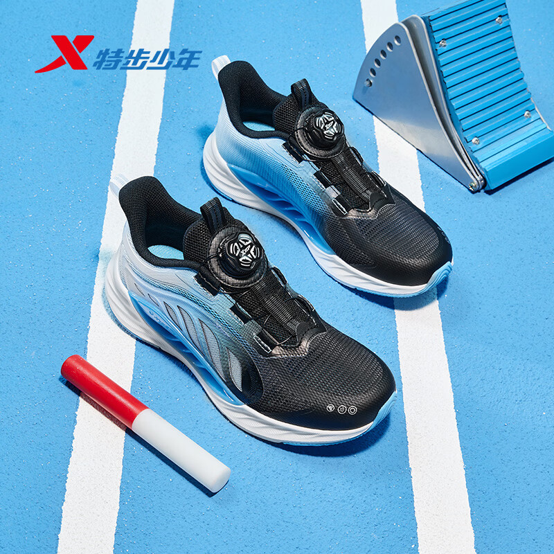 特步儿童鞋【氢风8.0护足跑鞋】网革透气缓震旋钮扣飞弹科技运动跑鞋 黑/海水蓝 【夏季大网款】 35 码
