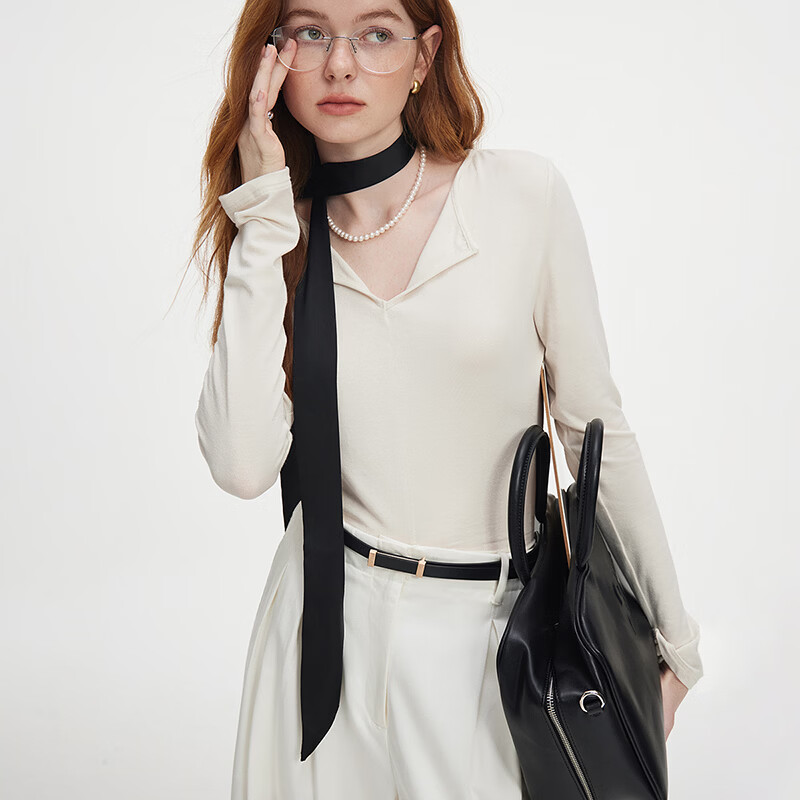 范思蓝恩秋季V领套头百搭长袖针织T恤女秋季2024新款通勤修身针织衫上衣 奶杏色 S