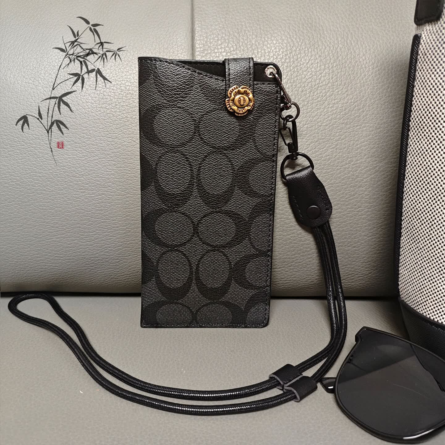 高级感眼镜袋便携可挂脖复古老花镜套时尚太阳镜墨镜收纳包带挂绳 山茶花棕色