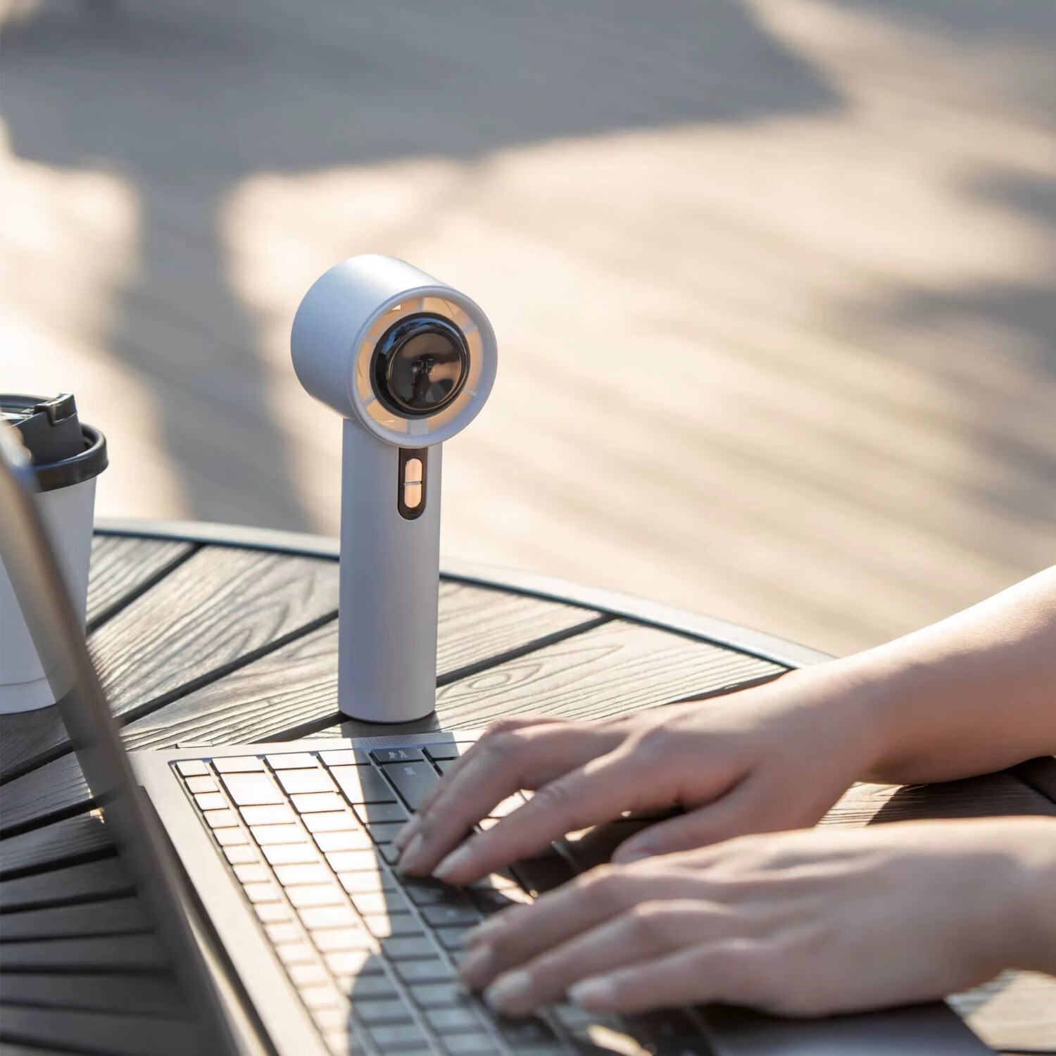 萨勒芬妮【冰感小风炮丨高速涡轮压缩】手持小风扇超长续航冷风小型风扇迷你便捷式手拿静音数显大风力随身 菱花白【高速飓风·超导冰磁降温】 100档空调级降温丨户外旅行露营必备