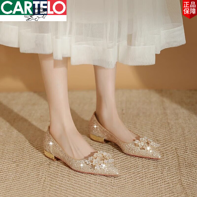 卡帝乐鳄鱼（CARTELO）平底婚鞋女2026新款孕妇结婚鞋女新娘鞋水晶鞋伴娘鞋低跟日常可穿 金色粗跟 2.5cm 37