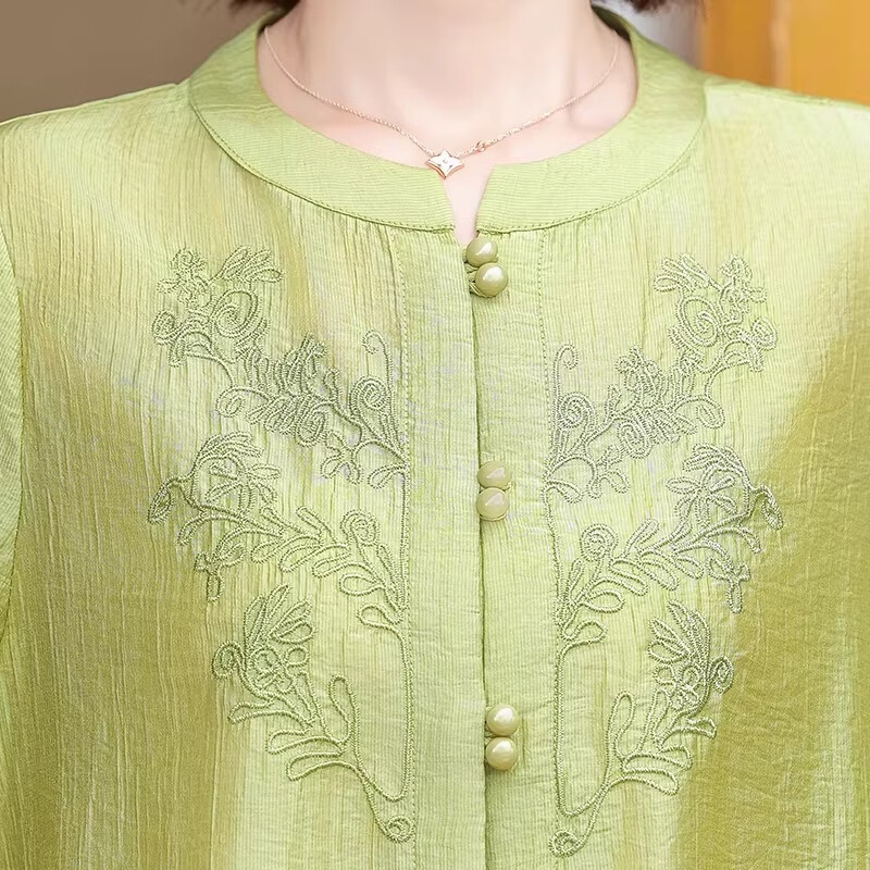 俞兆林(YUZHAOLIN)洋派妈妈夏2026新款女装套装时尚中老年人女装绣花上衣夏装两件套 绿色+米色阔腿裤 3XL 建议120-130斤