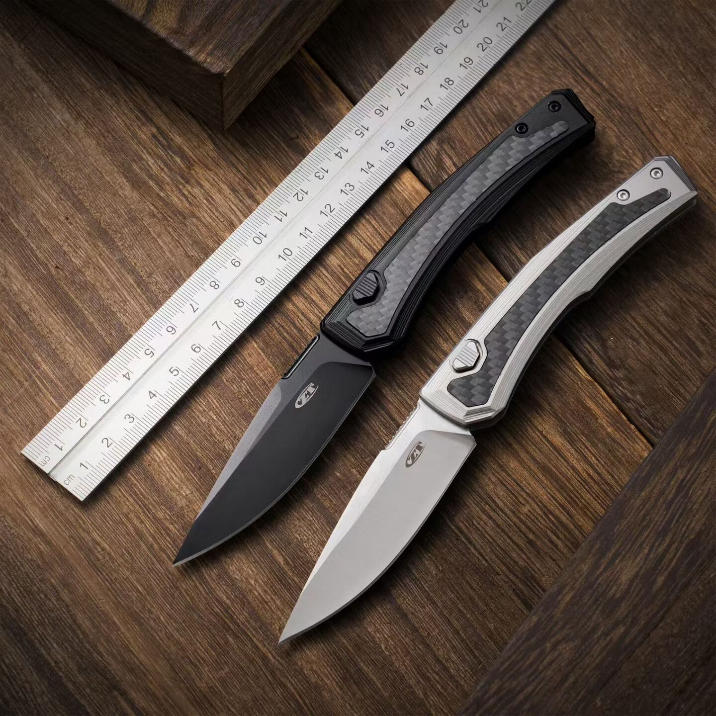 经典ZT0556侧跳伸缩弹射刀户外水果刀自动航空铝碳纤维高硬度 黑色