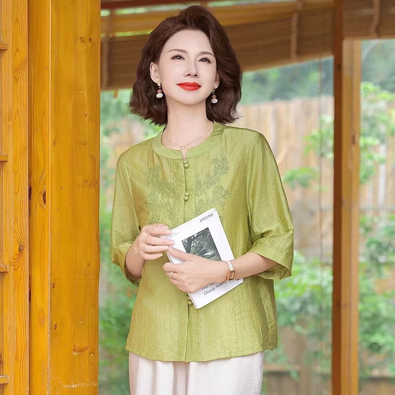 俞兆林(YUZHAOLIN)洋派妈妈夏2026新款女装套装时尚中老年人女装绣花上衣夏装两件套 绿色+米色阔腿裤 3XL 建议120-130斤