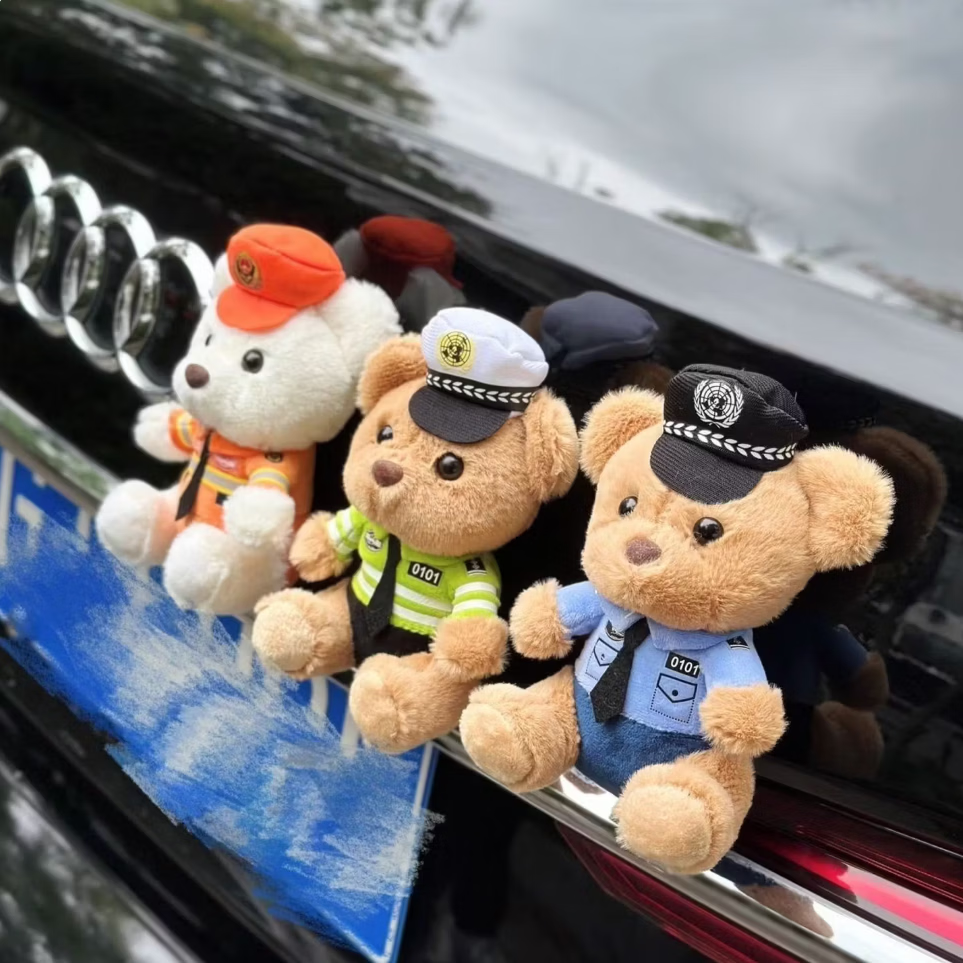 小泰迪熊警察公仔 5.99元，彩绘紫檀木钥匙扣 7.99元，花束赠手提袋/贺卡 14.3元 - 折送网