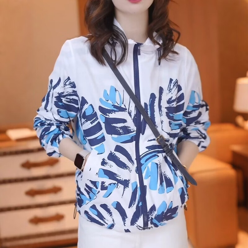 【专柜爆款】今年流行印花连帽防晒女士2026新款高级漂亮精致上衣 白蓝 M （100-115斤）