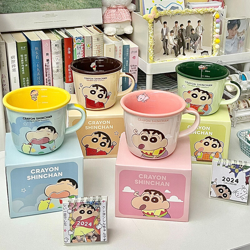 溥畔可爱陶瓷马克杯带刻度水杯子情侣咖啡早餐杯生日礼物 蜡笔小新刻度杯+绿色+圆球勺+专属礼物装