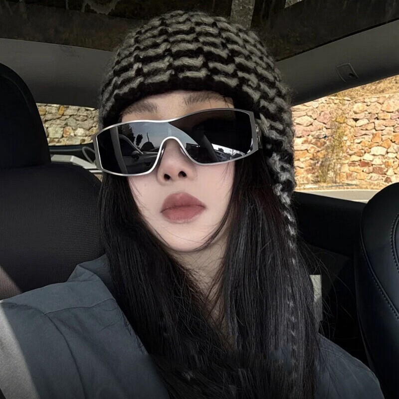 派尼英菲欧美金属连体未来感骑行墨镜女老钱风太阳眼镜时髦气质长方形个性 银框黑片（镜腿镂空-无字母）